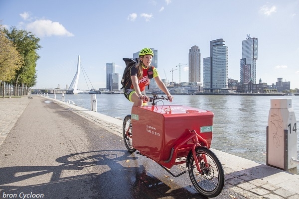 Duurzaam bezorgen van relatiegeschenken - fietskoerier_in_de_stad_met_bron